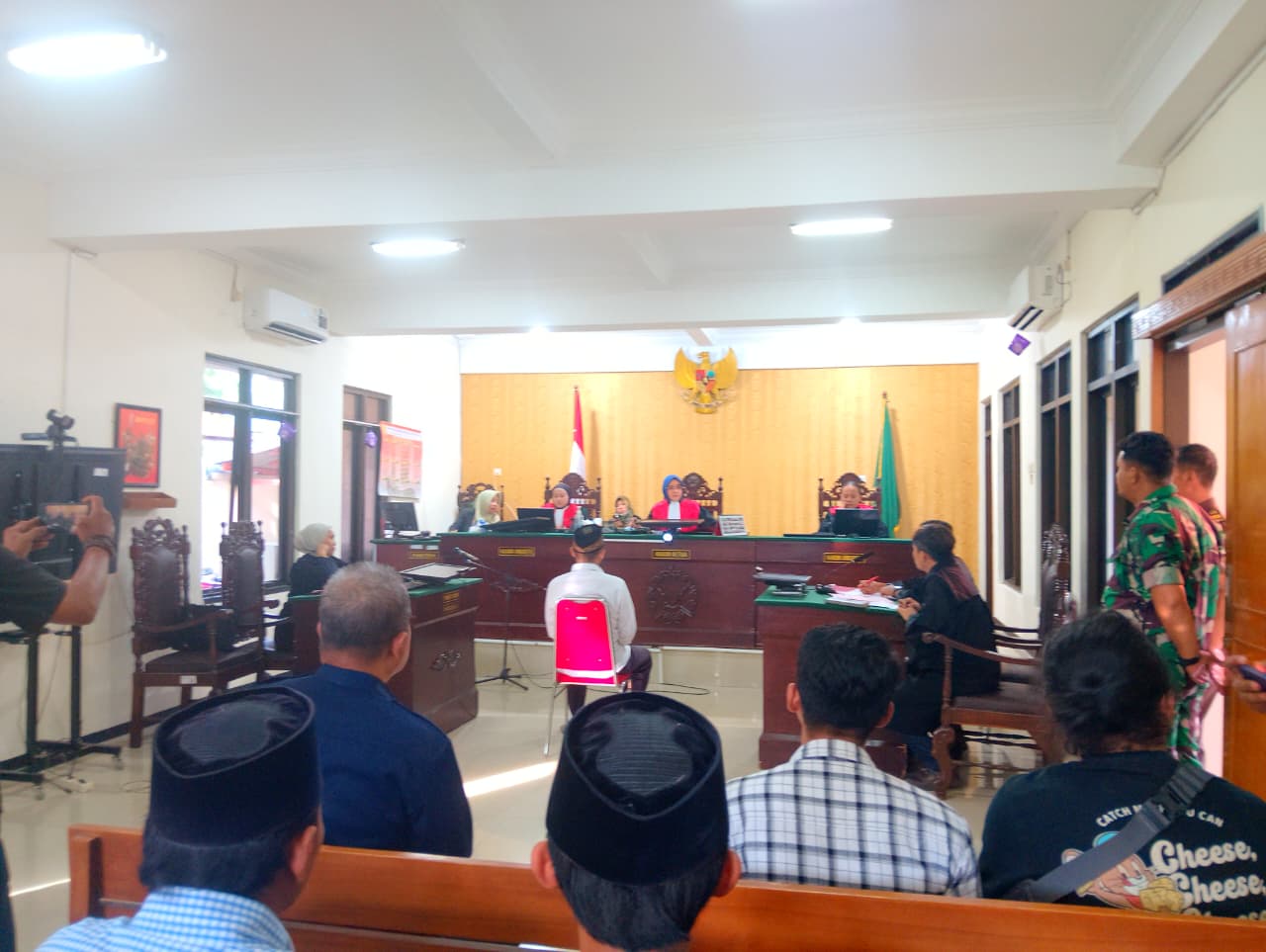 Darwanto, petani asal Desa Tawangrejo, Gemarang, Kabupaten Madiun, menjalani persidangan kasus dugaan pemeliharaan satwa dilindungi di PN Madiun, Selasa (16/12). FOTO: LODITYA FERNANDES/RADAR MADIUN