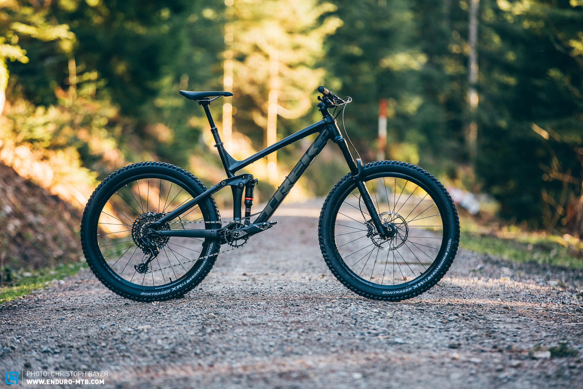 Perbedaan material rangka pada jajaran seri Trek Remedy, mulai dari Alpha Platinum Aluminum yang tangguh hingga OCLV Carbon yang super ringan.