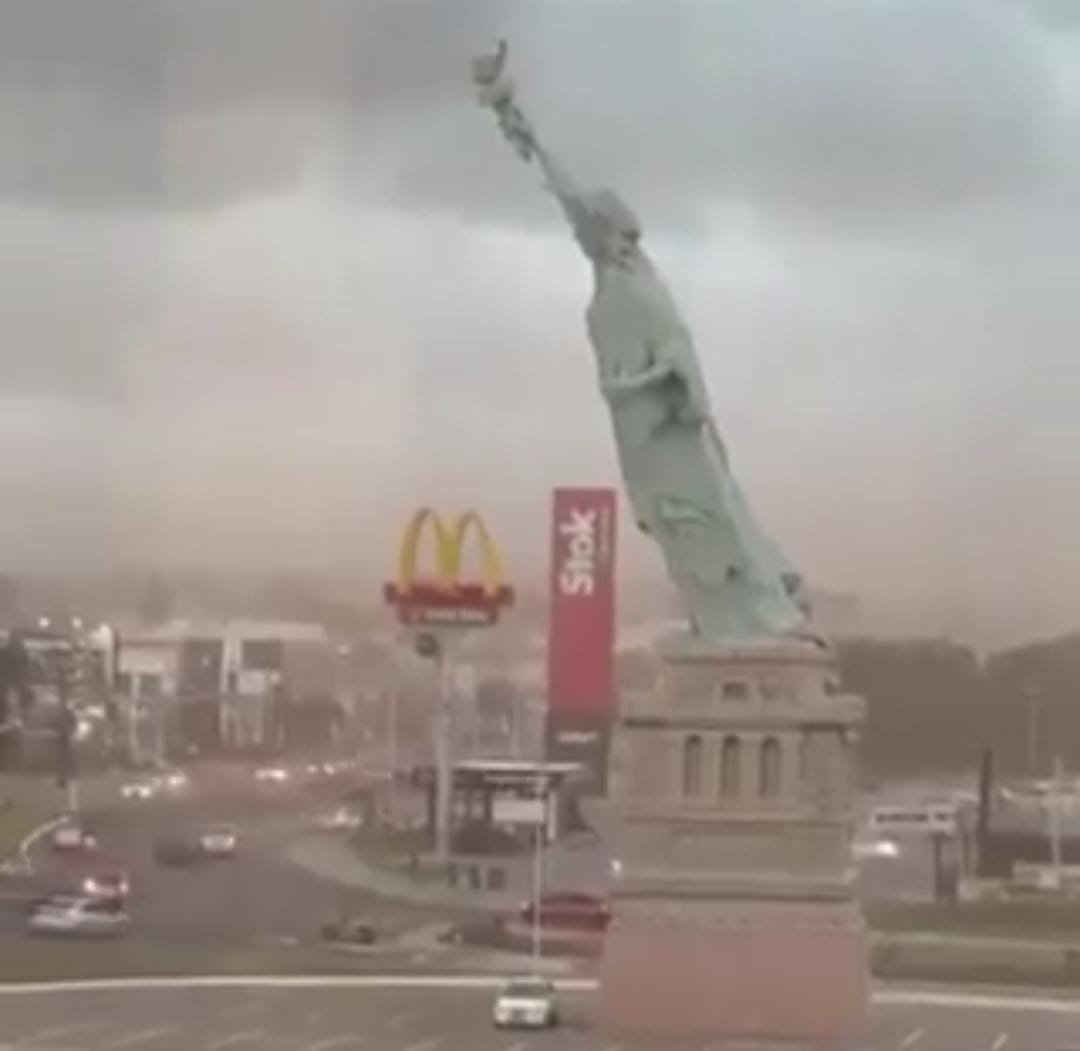Replika Patung Liberty setinggi 24 meter di luar megastore Havan, Kota Gua&iacute;ba, Brasil, roboh akibat terjangan angin kencang saat badai melanda wilayah selatan Brasil, 15 Desember 2025. TANGKAPAN LAYAR