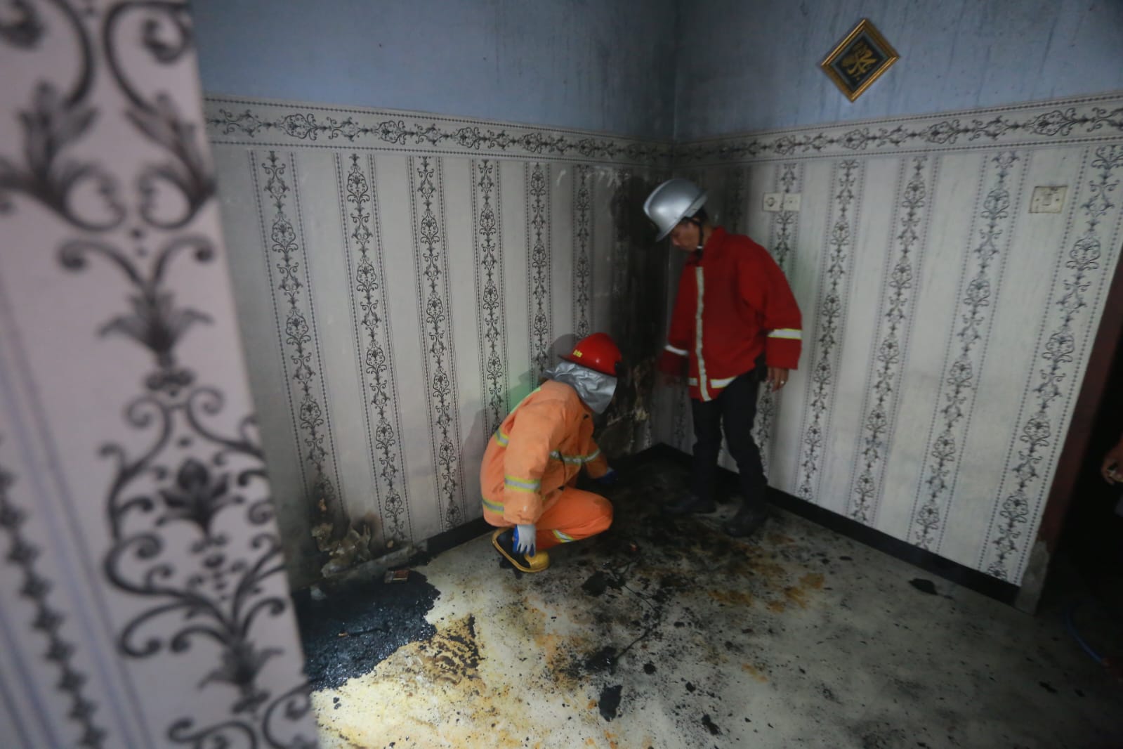 Kondisi ruang tengah rumah di Perum Grand Mulia, Kota Madiun, usai terbakar diduga akibat kabel charger handphone yang masih tertancap di stop kontak, Selasa (16/12). BAGAS BIMANTARA/RADAR MADIUN