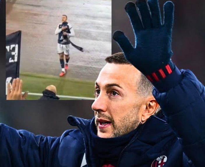 Federico Bernardeschi menghampiri tribun pendukung Juventus.
