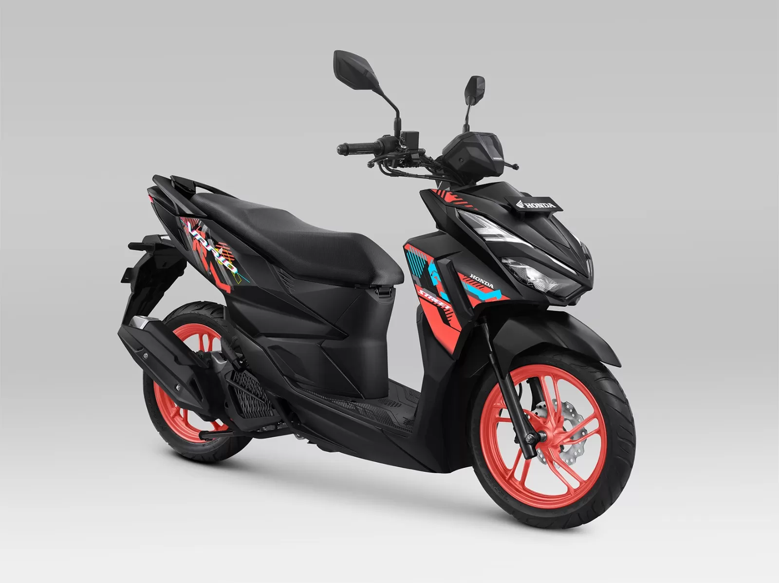 Tampilan area kemudi Vario 125 Street yang sudah dimodifikasi dengan windshield minimalis dan phone holder, siap diajak touring jarak dekat.