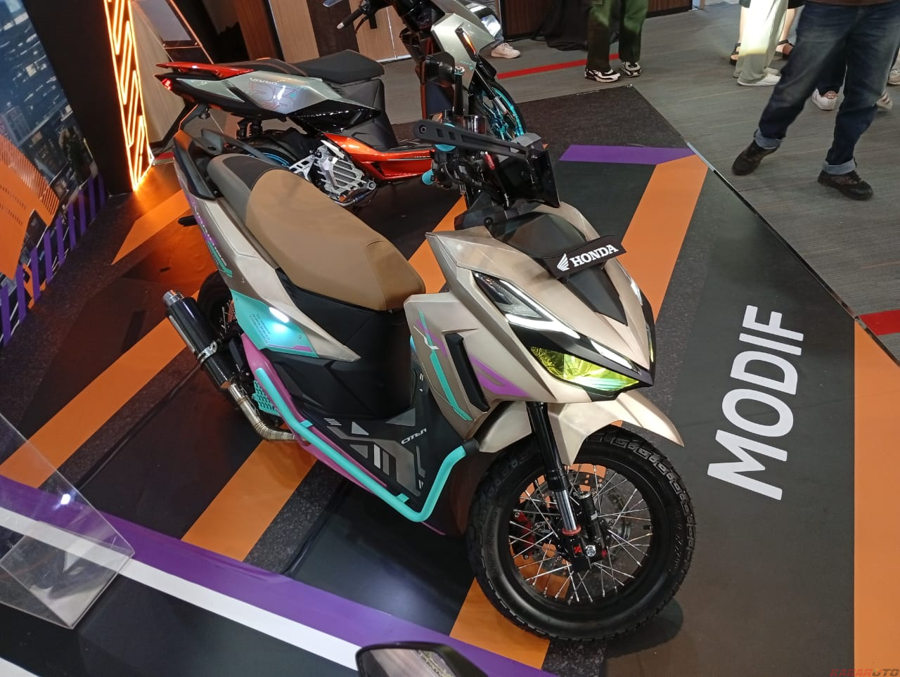 Tampilan All New Honda Vario 125 Street yang dirombak total dengan konsep Cyber Street, menampilkan aura futuristik lewat permainan lampu dan warna neon mencolok.