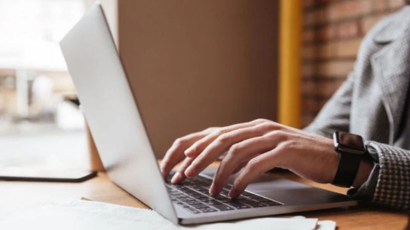 Ilustrasi laptop terdampak harga RAM.
