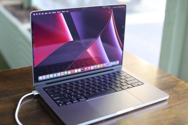 Ilustrasi pemakaian MacBook yang awet.