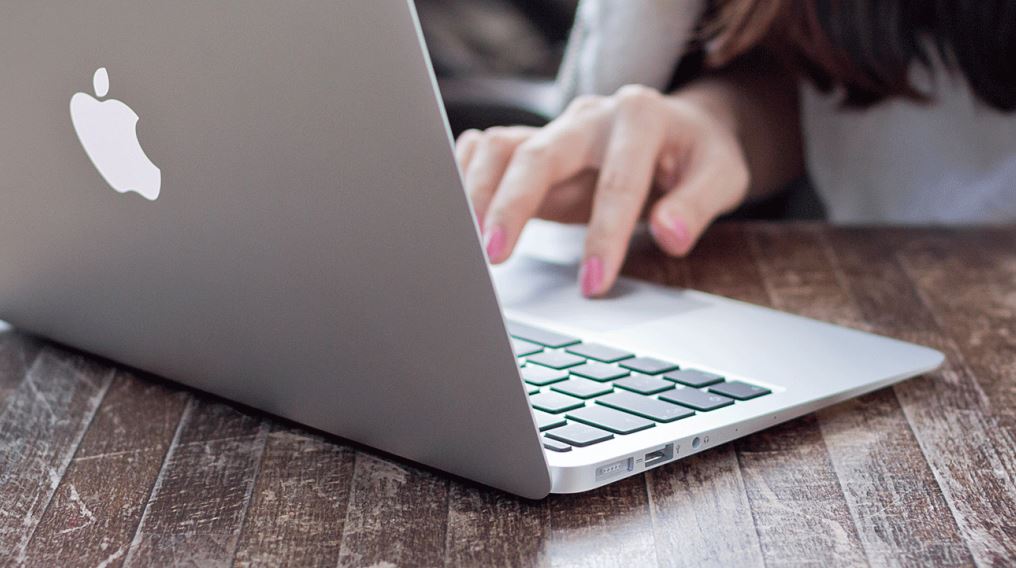 Ilustrasi penggunaan shortcut di MacBook.