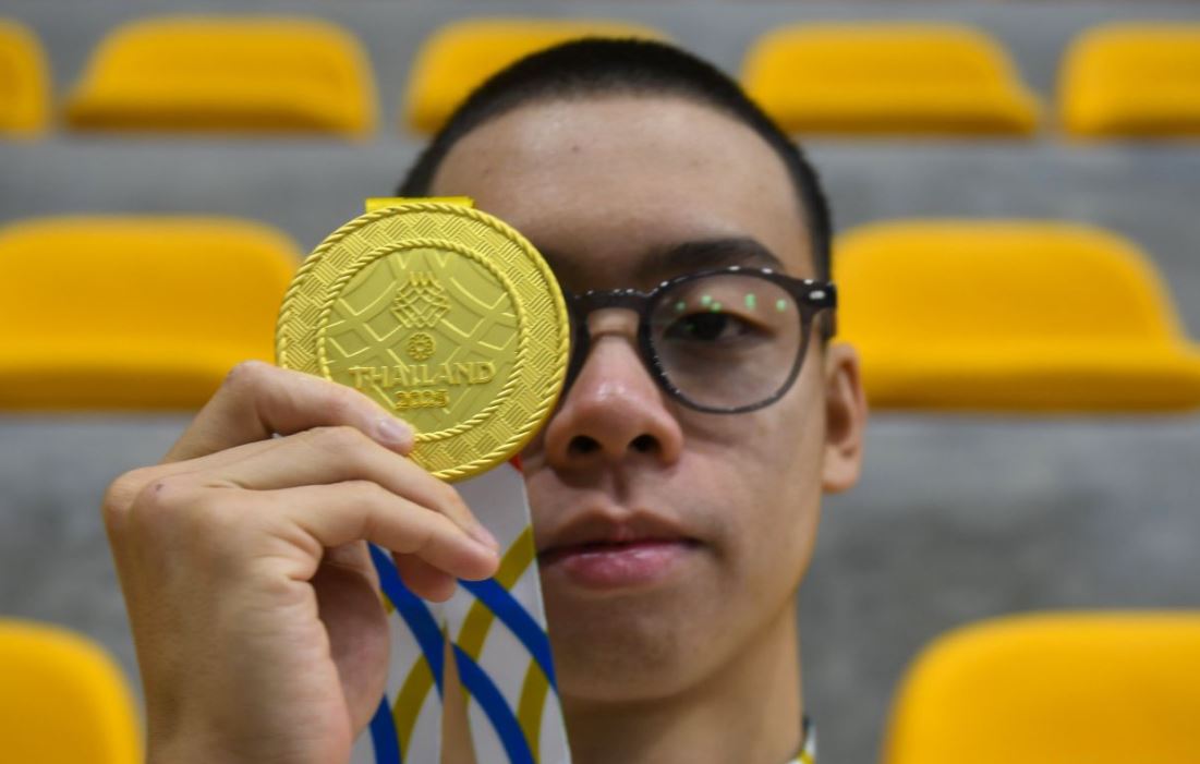 Perenang Indonesia Jason Donovan menunjukkan medali emas SEA Games 2025.