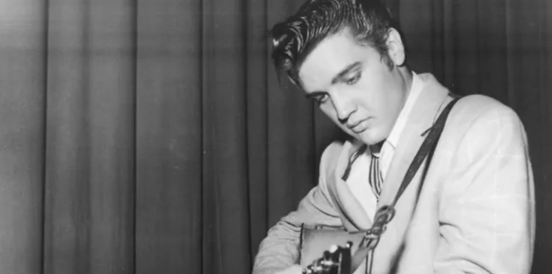 Elvis Presley bukan sekadar penyanyi, ia adalah legenda yang mengubah sejarah musik dunia.&nbsp;