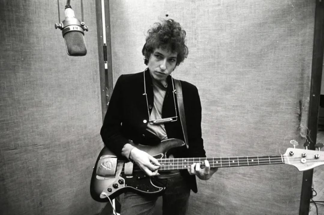 Bob Dylan membuktikan bahwa lagu bisa menjadi puisi dan musik bisa mengubah dunia.