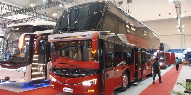 Tampilan gagah bus MTrans Double Decker dengan bodi Avante D2 garapan Karoseri Tentrem.