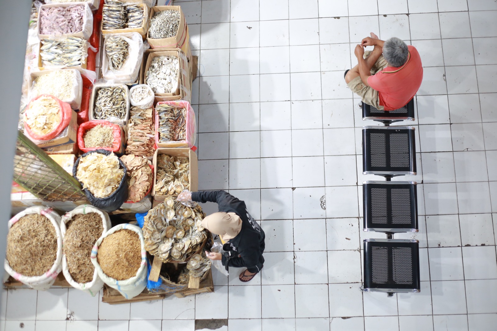 Sejumlah bahan pokok mengalami kenaikan harga menjelang Nataru. BAGAS BIMANTARA/JAWA POS RADAR MADIUN