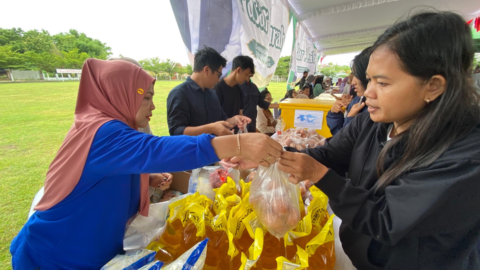 Warga Kecamatan Wungu memadati pasar murah yang digelar Pemprov Jatim di Lapangan Mojopurno untuk mendapatkan bahan pokok dengan harga terjangkau. DIAN RAHAYU/RADAR MADIUN