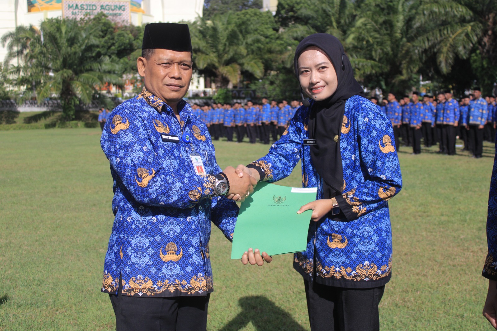 Sekda Magetan Welly Kristanto menyerahkan SK pengangkatan kepada 1.119 PPPK paruh waktu di Alun-Alun Magetan, kemarin (16/12). AJI PUTRA/JAWA POS RADAR MAGETAN