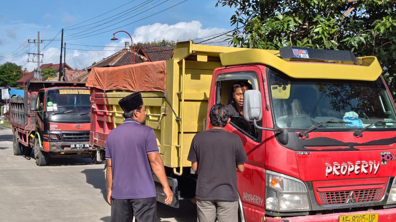 Warga Desa Jenangan, Kecamatan Sampung, menghentikan dan menyweeping truk tambang bermuatan ODOL yang melintas di Jalan Raya Pohijo&ndash;Sampung, kemarin (16/12). SUGENG DWI N./JAWA POS RADAR PONOROGO
