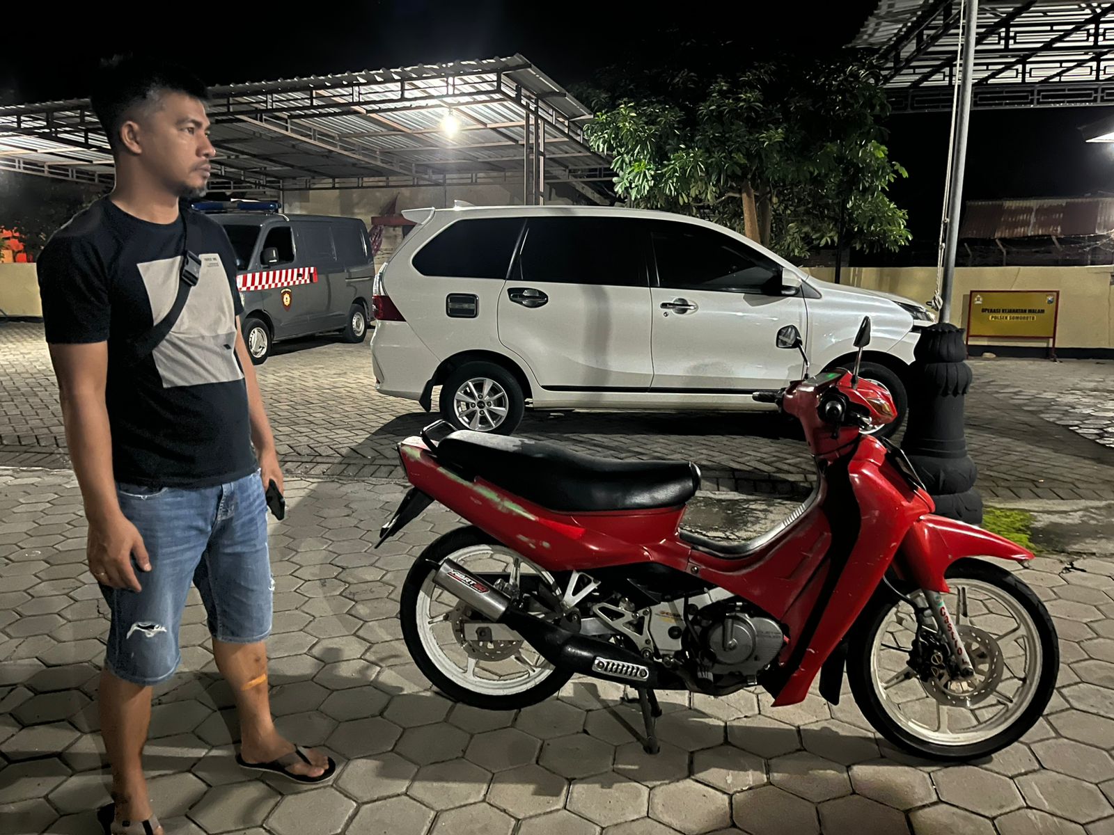 Polisi mengamankan barang bukti sepeda motor Suzuki Satria yang dicuri AM (17) dari bengkel di Ruko Perumda Jalan Arif Rahman Hakim, Ponorogo, kemarin dini hari (16/12). SATRESKRIM FOR RADAR PONOROGO