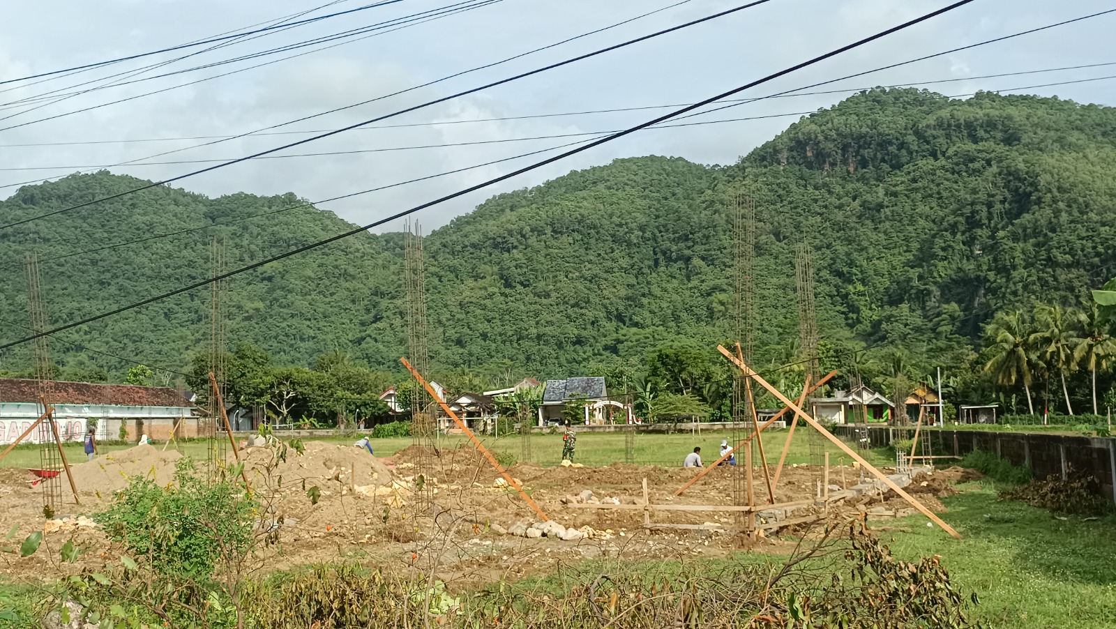 Proses pembangunan Gerai Koperasi Desa Merah Putih (KDMP) di Desa Tanjungpura, Kecamatan Ngadirejo, Pacitan, yang berlokasi di lapangan desa. NUR CAHYONO/RADAR PACITAN
