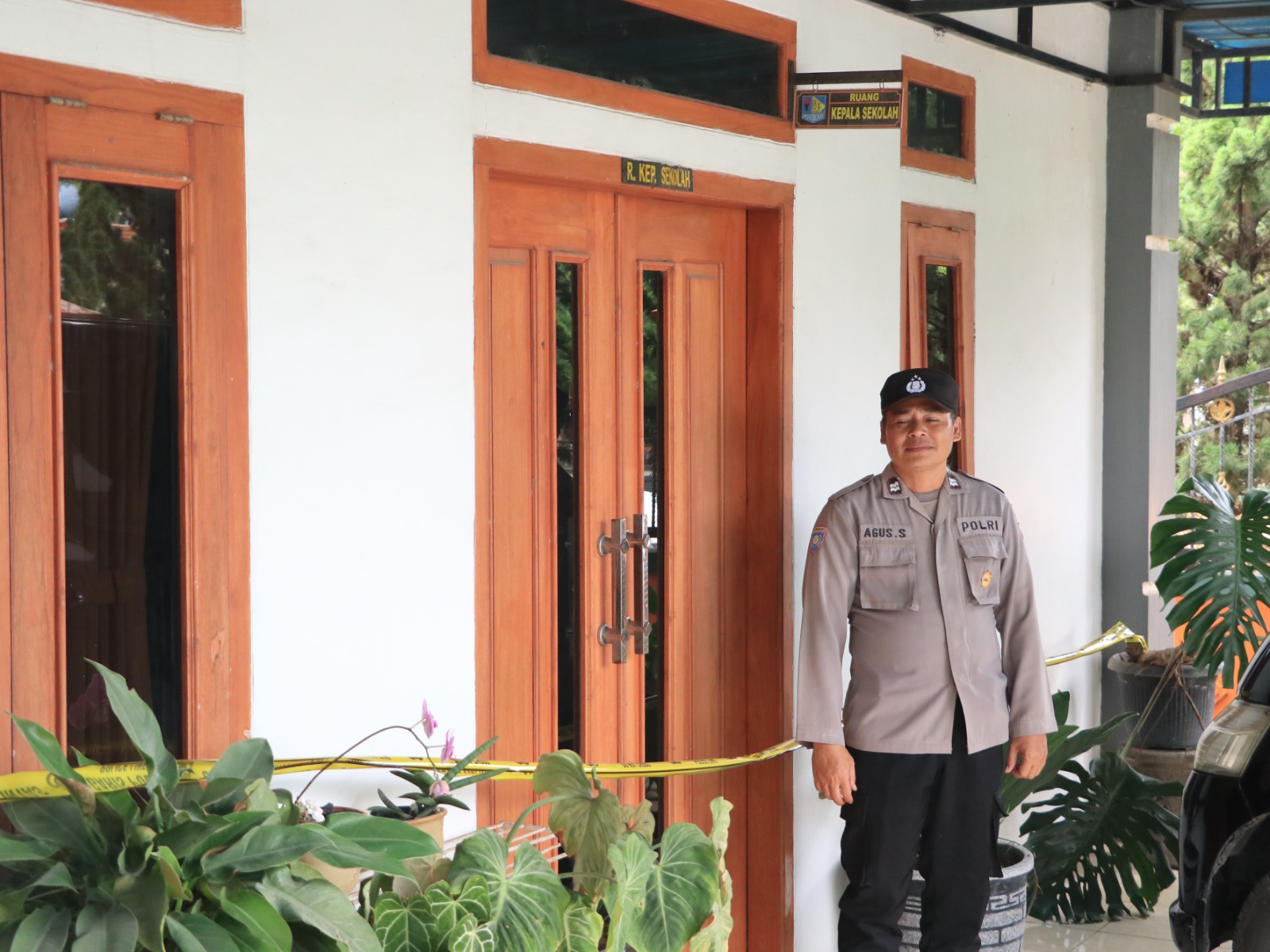 Polisi memasang garis polisi di ruang kepala SMPN 1 Pulung, Ponorogo, usai brankas sekolah dibobol maling dan uang ratusan juta rupiah raib, Senin (15/12). DOKUMEN JAWA POS RADAR PONOROGO