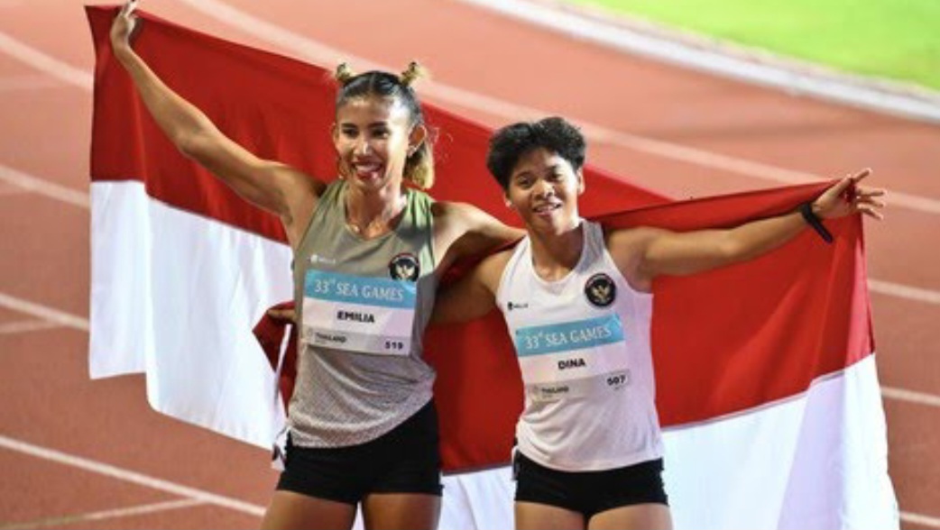 Emilia Nova (kiri) peraih emas ke-62 Indonesia di nomor heptathlon putri.