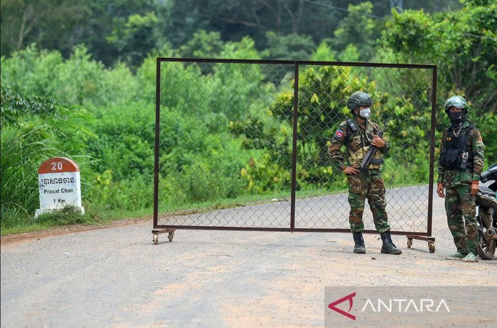 Tentara Kamboja berjaga di kawasan perbatasan Oddar Meanchey, Kamboja, Jumat (29/8/2025))