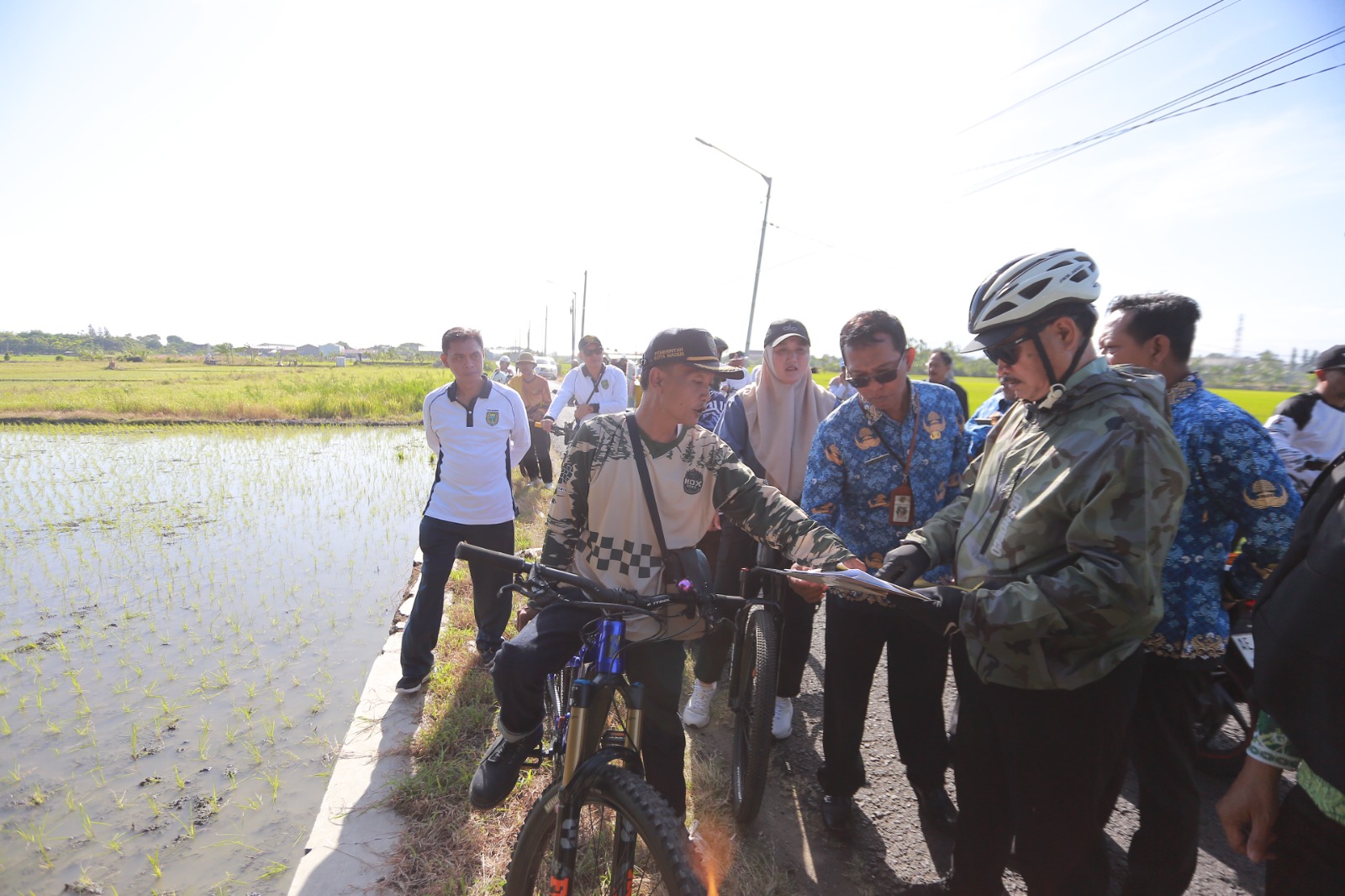 Kota Madiun Maidi gowes bersama kepala OPD saat meninjau langsung progres sekaligus rencana pembangunan TPS 3R, Rabu (17/12). BAGAS BIMANTARA/JAWA RADAR MADIUN