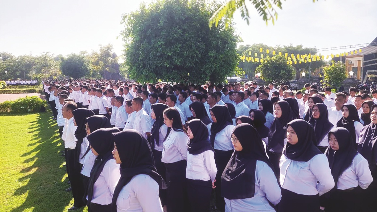 Ribuan pegawai honorer di lingkungan Pemkab Madiun menerima SK pengangkatan sebagai PPPK paruh waktu, Rabu (17/12). DIAN RAHAYU/RADAR MADIUN