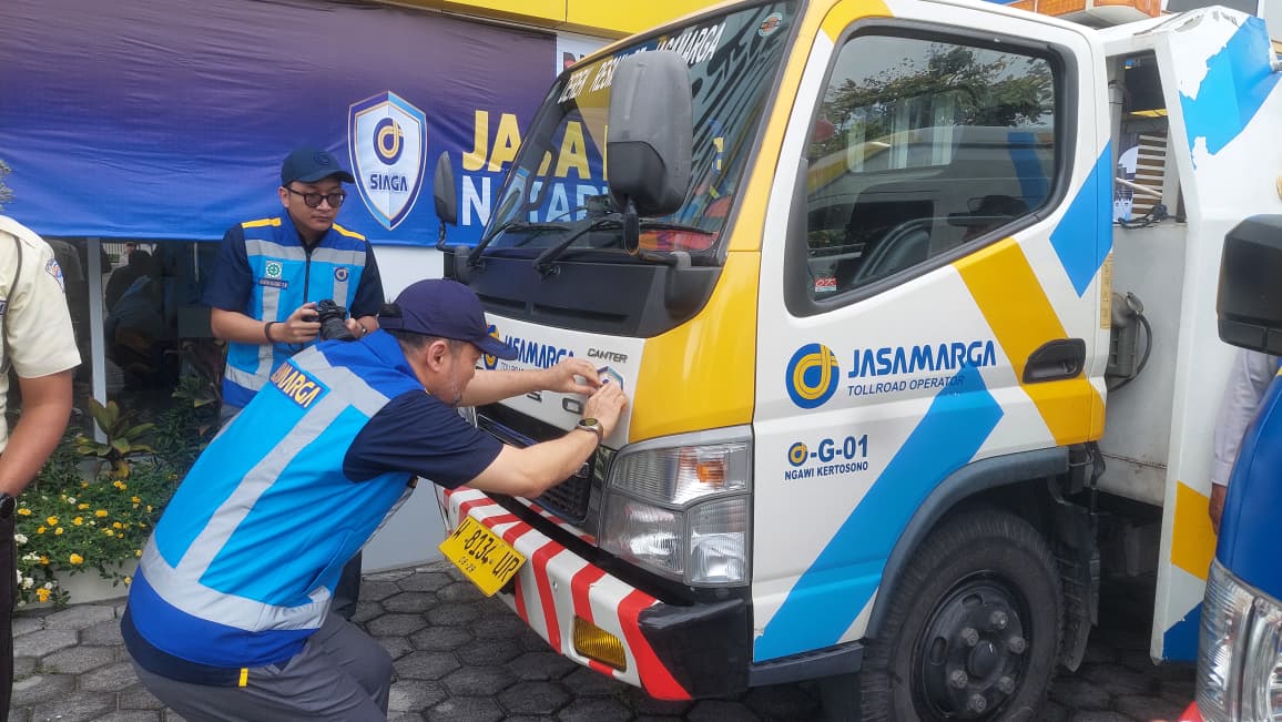 PT Jasamarga Ngawi Kertosono Kediri (JNK) Arie Irianto melakukan inspeksi sarana dan prasarana jalan tol sebagai bagian dari persiapan siaga Nataru. DIAN RAHAYU/RADAR MADIUN