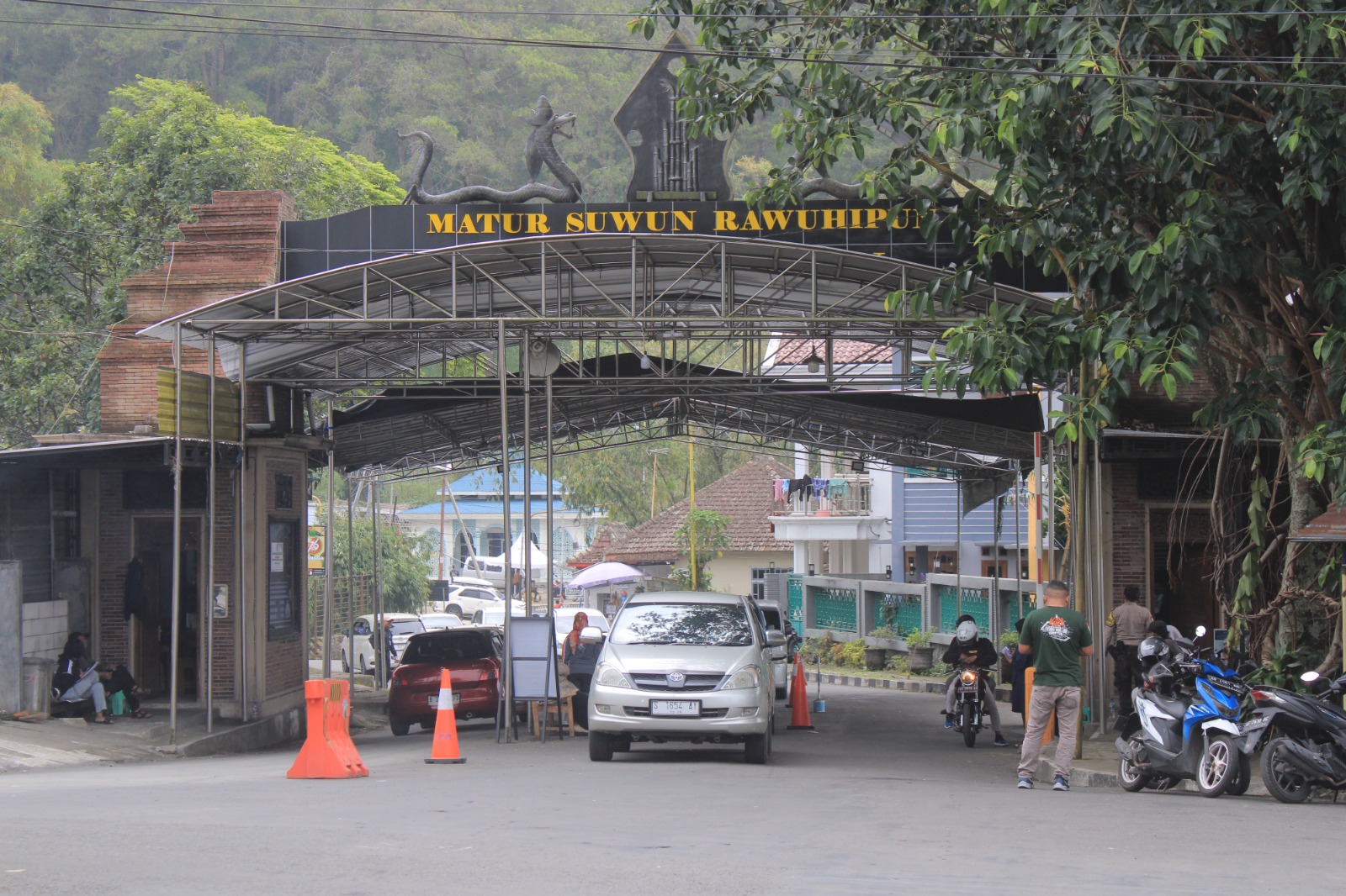 Wisatawan menikmati suasana liburan di kawasan Telaga Sarangan, salah satu destinasi unggulan Magetan yang diprediksi ramai dikunjungi selama libur Nataru. AJI PUTRA/RADAR MAGETAN