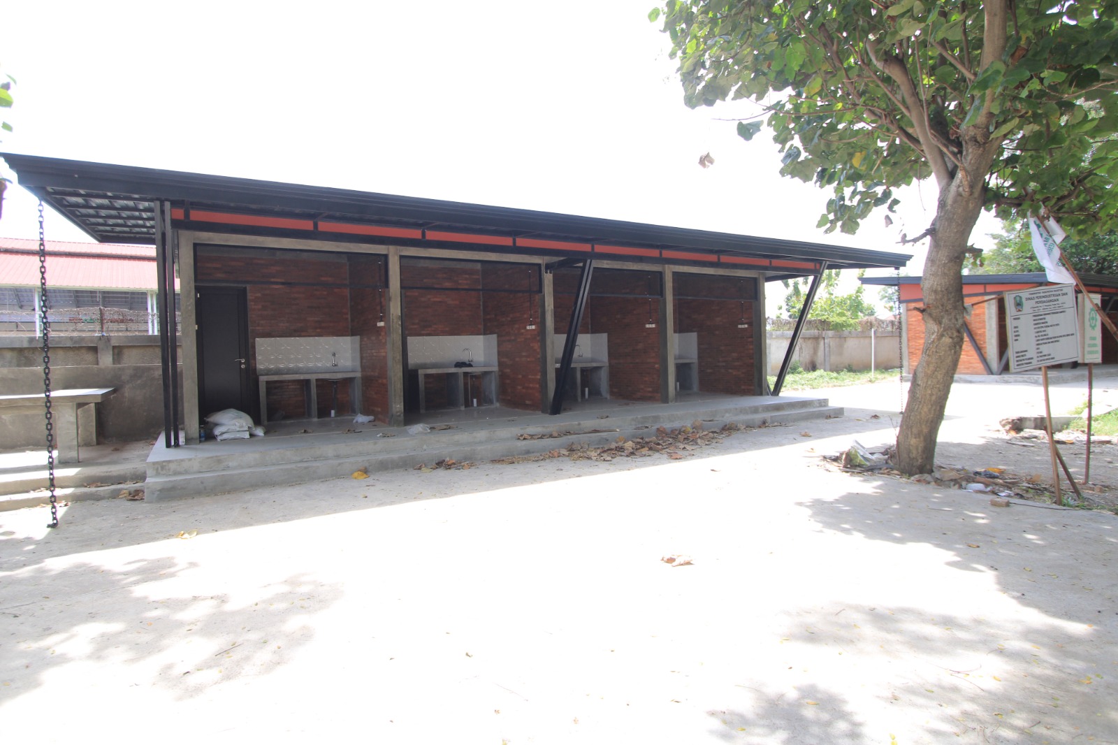 Deretan kios foodcourt yang baru selesai dibangun di bekas lahan Pasar Hewan Pahingan Maospati, Magetan. AJI PUTRA/JAWA POS RADAR MAGETAN