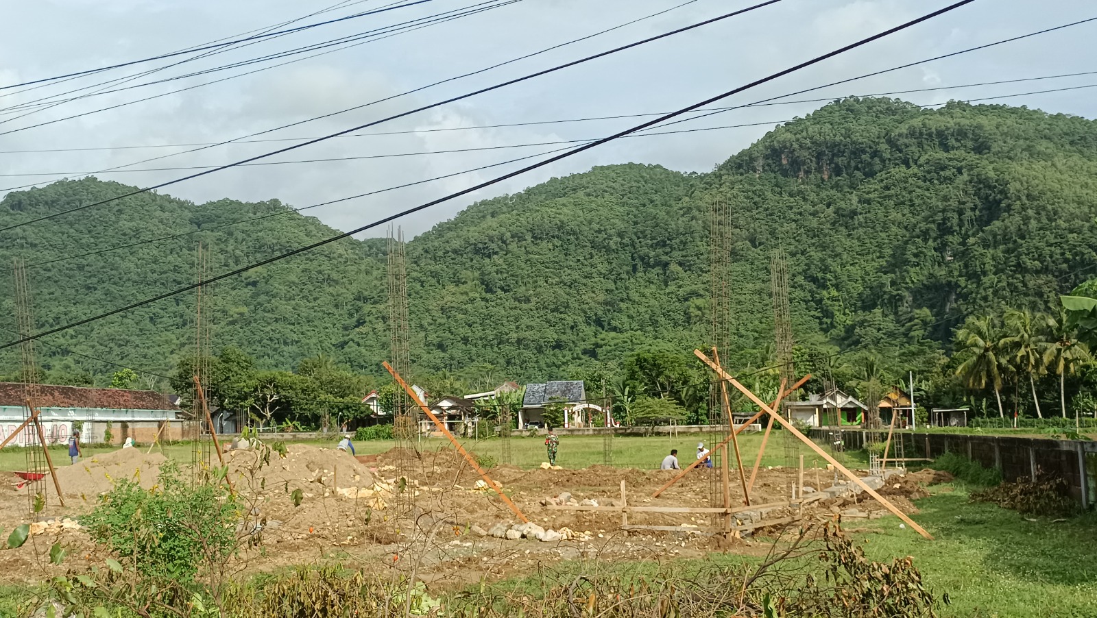 Progres pembangunan gerai KDMP di Pacitan telah berjalan di ratusan desa, namun puluhan desa masih terkendala kesiapan lahan akibat kondisi topografi wilayah. NUR CAHYONO/JAWA POS RADAR PACITAN