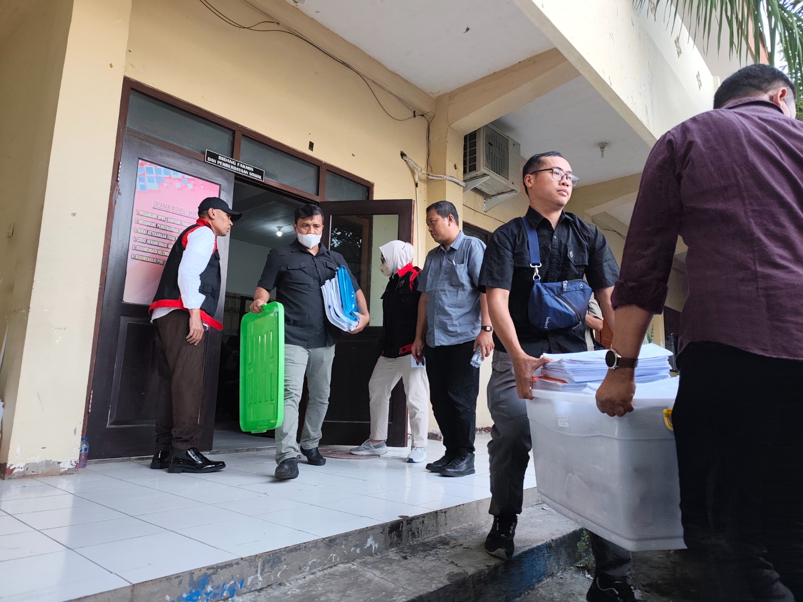 Kepala Kejaksaan Negeri Ponorogo Zulmar Adhy Surya memimpin langsung penggeledahan di Dinsos-PPPA Ponorogo, Selasa (16/12). SUGENG DWI N./JAWA POS RADAR PONOROGO