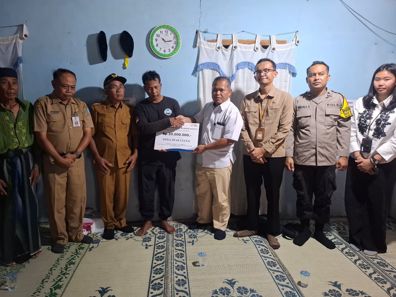 BP2MI menyerahkan santunan kepada perwakilan keluarga Dina Martiana, PMI asal Ponorogo yang menjadi korban kebakaran apartemen di Hongkong, Selasa (16/12). DISNAKER UNTUK JAWA POS RADAR PONOROGO