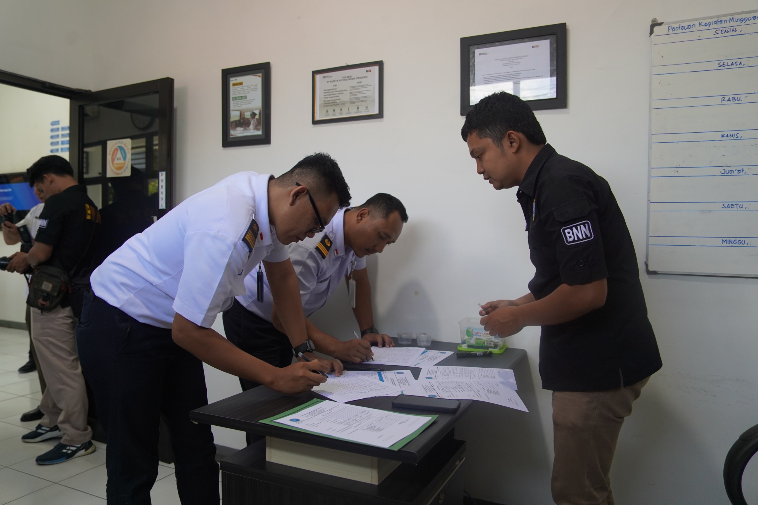 Petugas PT KAI Daop 7 Madiun mengikuti tes narkoba acak bekerja sama dengan BNN Kabupaten Nganjuk sebagai bagian dari persiapan Angkutan Natal 2025 dan Tahun Baru 2026. DOK KAI DAOP 7 MADIUN
