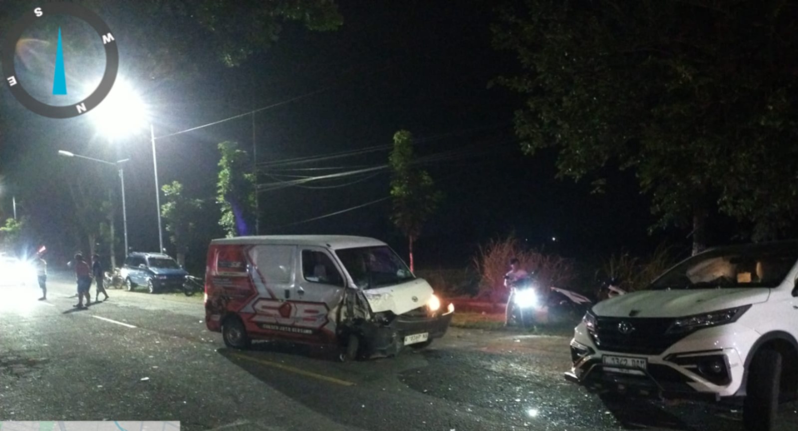 Sejumlah kendaraan mengalami kerusakan usai terlibat kecelakaan beruntun di Jalan Raya Madiun&ndash;Ponorogo, Desa Kertosari, Kecamatan Geger, Rabu (17/12) malam. FOTO: ISTIMEWA