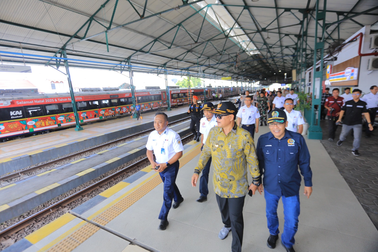 Wali Kota Madiun Maidi bersama unsur forkopimda meninjau aktivitas masyarakat yang hendak bepergian menggunakan kereta api di Stasiun Madiun, Kamis (18/12). BAGAS BIMANTARA/JAWA POS RADAR MADIUN