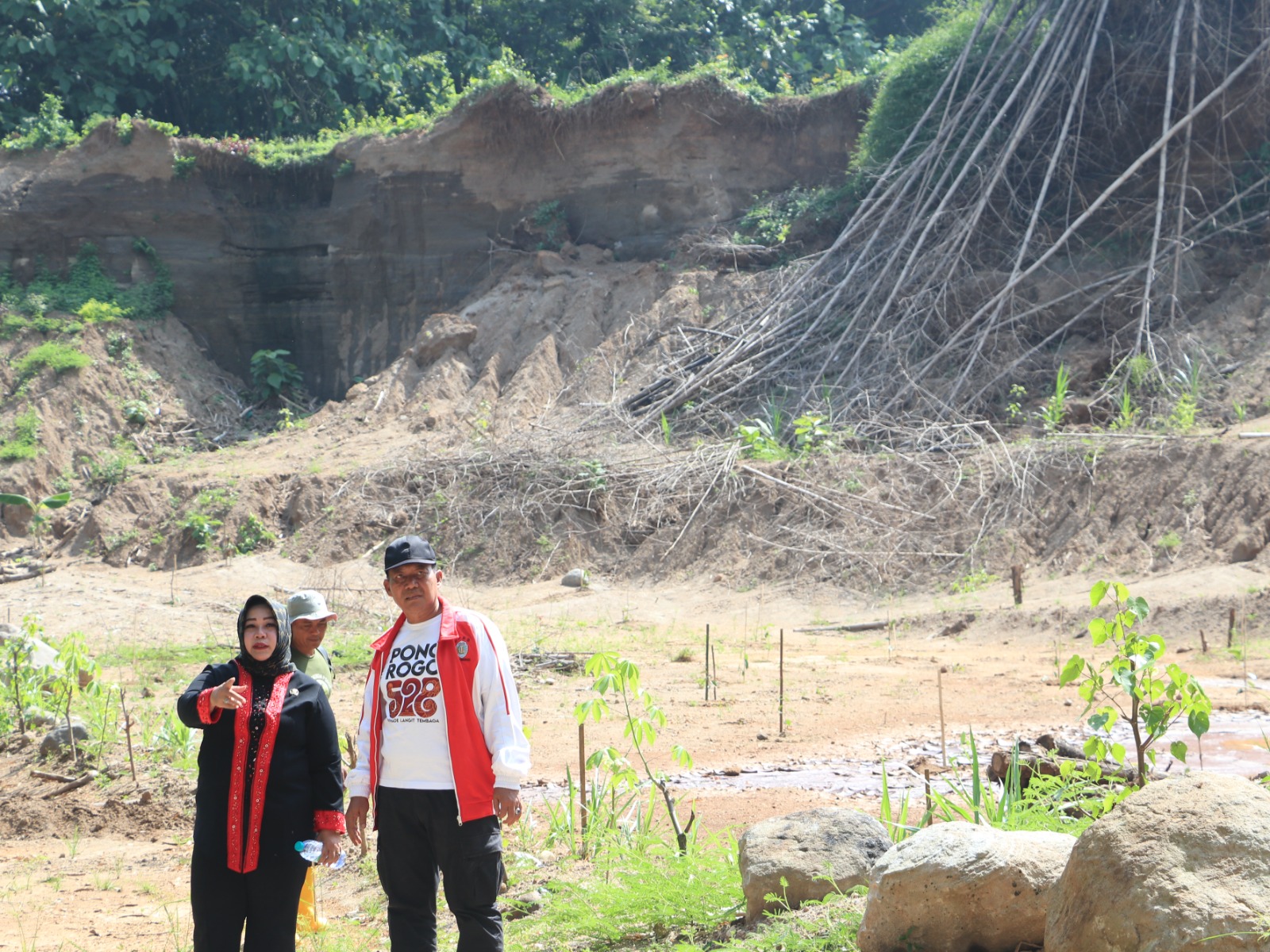 Plt Bupati Ponorogo Lisdyarita dan Ketua DPRD Dwi Agus Prayitno meninjau bekas tambang sekaligus melakukan reboisasi di Desa Plalangan, Kecamatan Jenangan, Kamis (18/12). SUGENG DWI N./RADAR PONOROGO