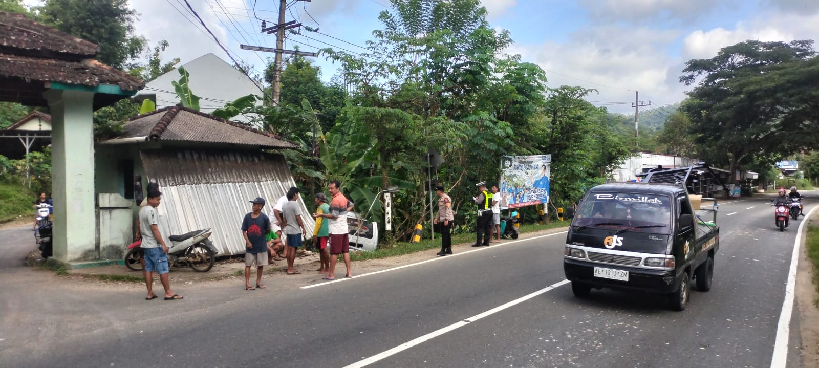 Kondisi lokasi kecelakaan lalu lintas tunggal mobil Suzuki Futura yang nyungsep ke pekarangan rumah warga di Jalan Raya Pacitan&ndash;Ponorogo, masuk Desa Bolosingo, Kamis (18/12). FOTO: POLRES PACITAN