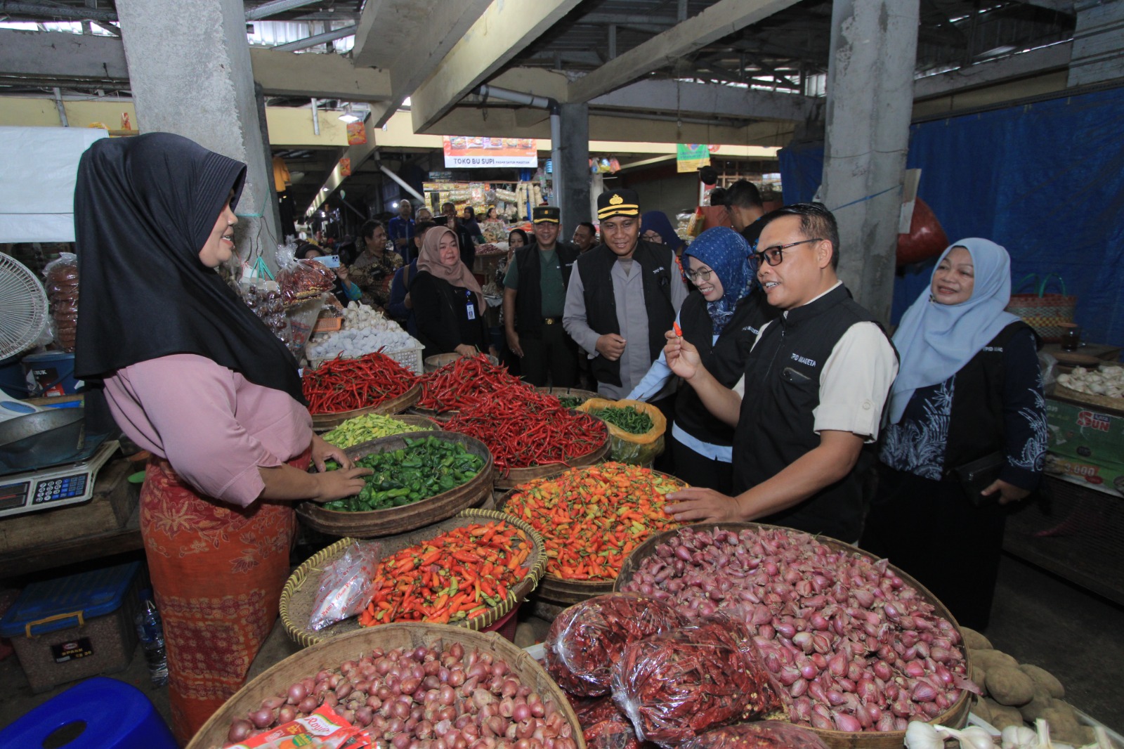Bupati Magetan Nanik Endang Rusminiarti bersama unsur forkopimda dan OPD terkait melakukan sidak harga dan ketersediaan bahan pokok menjelang Nataru. AJI PUTRA/RADAR MAGETAN