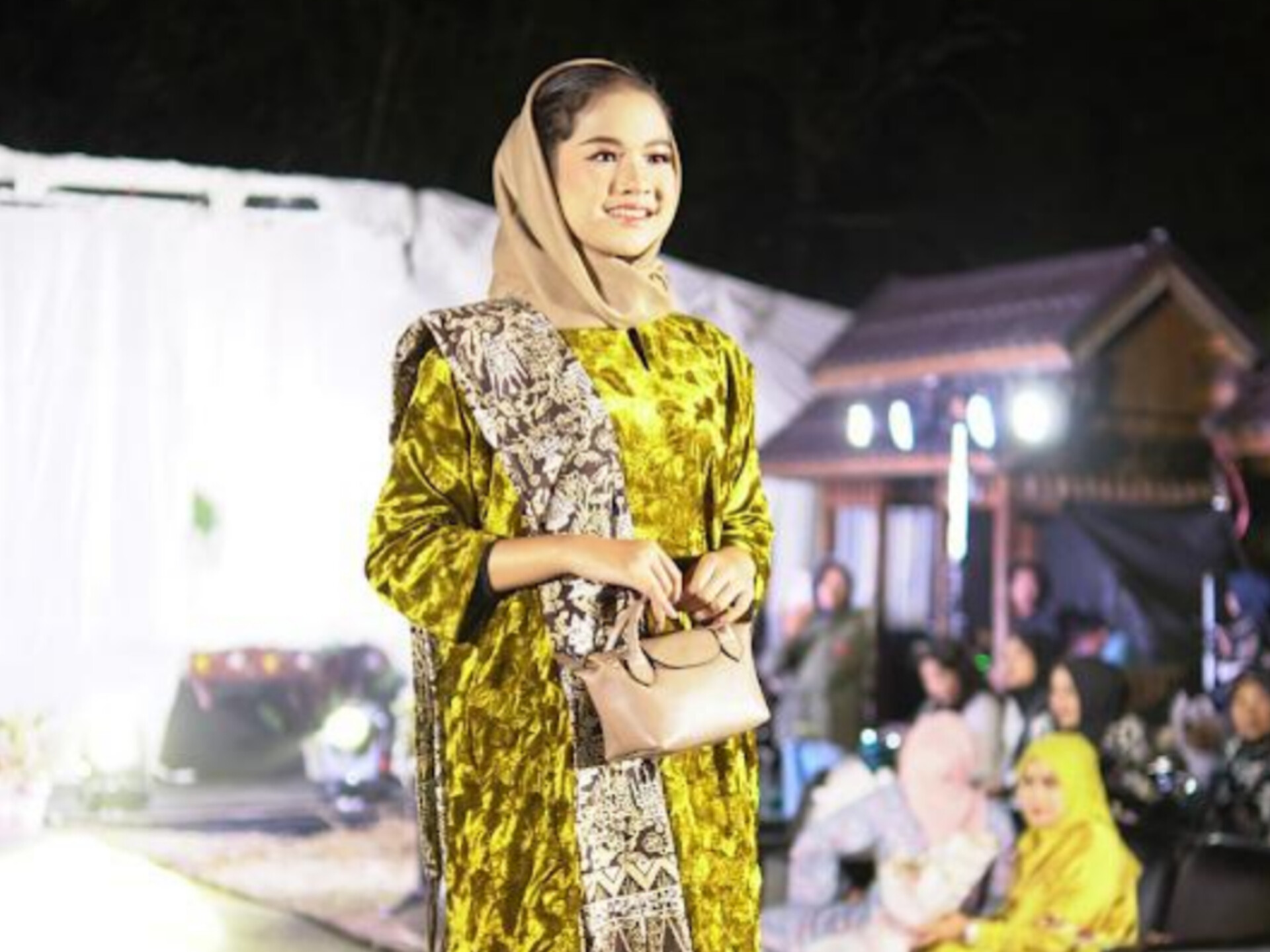 Rita Nova Omala menunjukkan salah satu produk Batik Canting Asasi, UMKM binaan BRI asal Padang Panjang yang berkembang dari modal 10 meter kain hingga menembus pasar internasional.