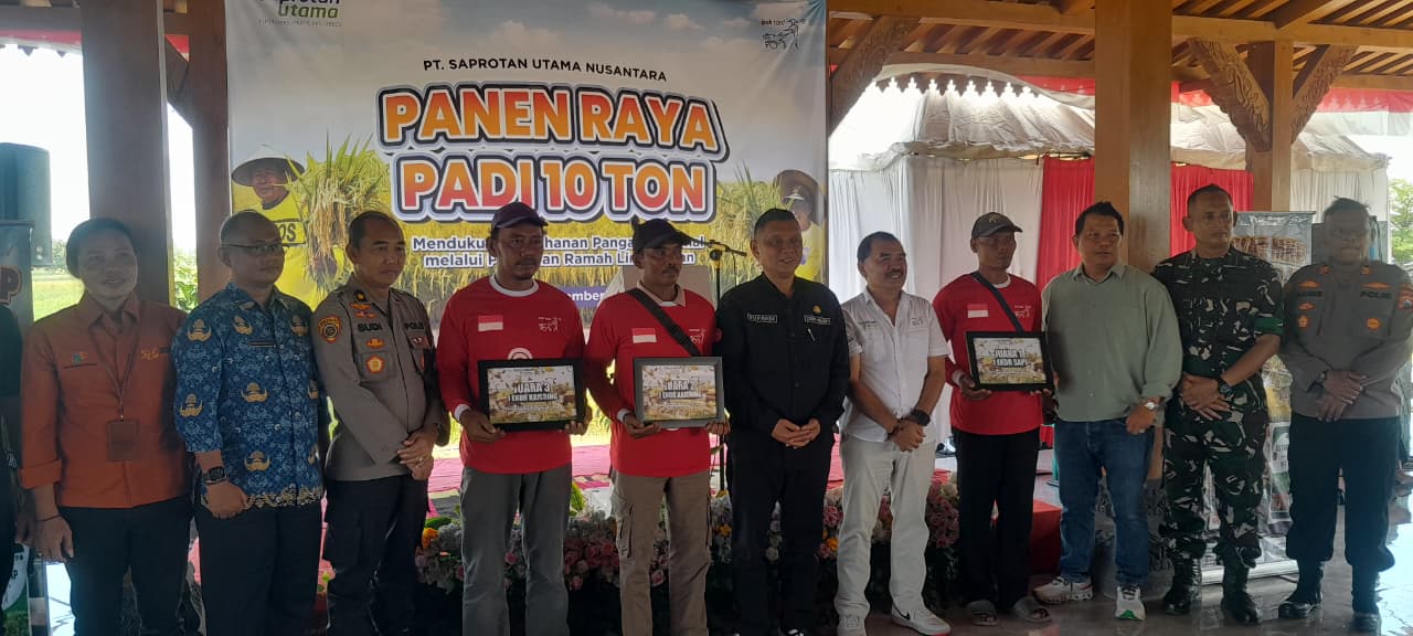 APRESIASI: Para petani binaan yang memenangi Lomba Produktivitas Panen Padi 10 Ton/Ha GKP diberi penghargaan dan hadiah.&nbsp;