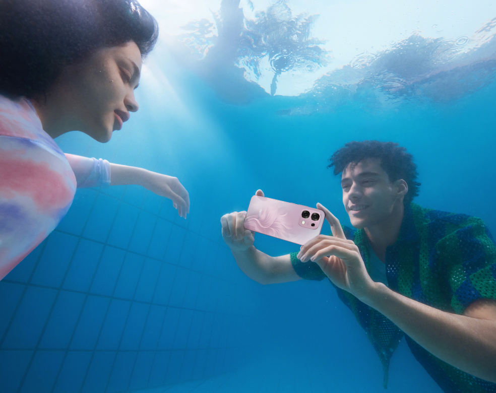 Ilustrasi pengujian ketahanan air pada Oppo A6.