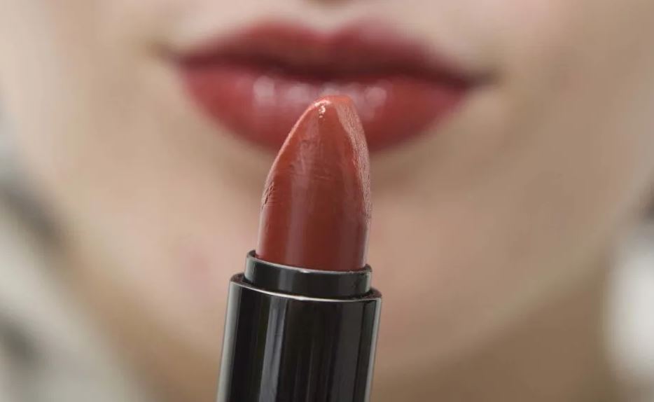Ilustrasi lipstik Wardah untuk bibir hitam.