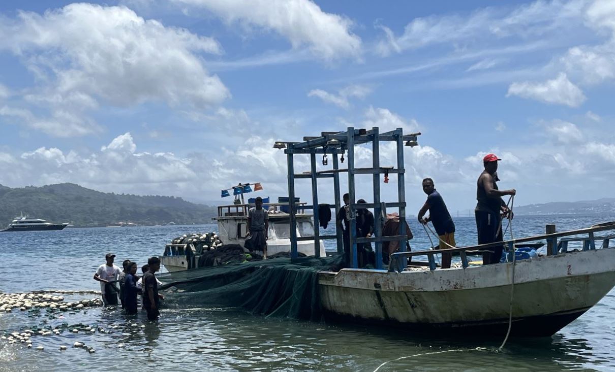 BMKG mengimbau warga pesisir Maluku waspada banjir rob hingga akhir Desember 2025.