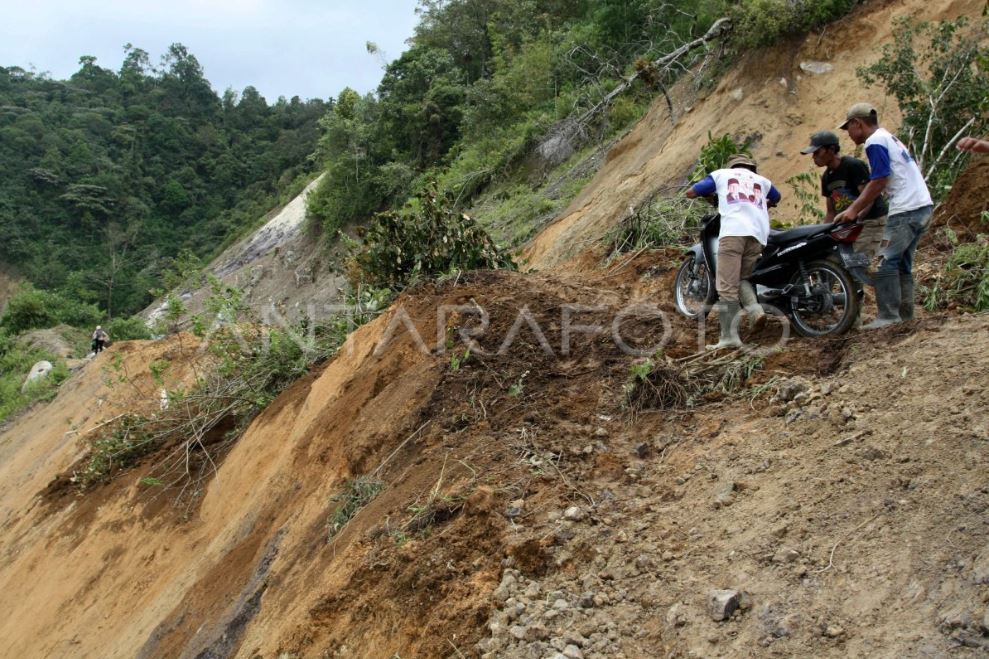Longsor memutus akses Jorong Pinang Balirik di Agam. Warga terisolir, alat berat dikerahkan untuk buka jalur darurat.