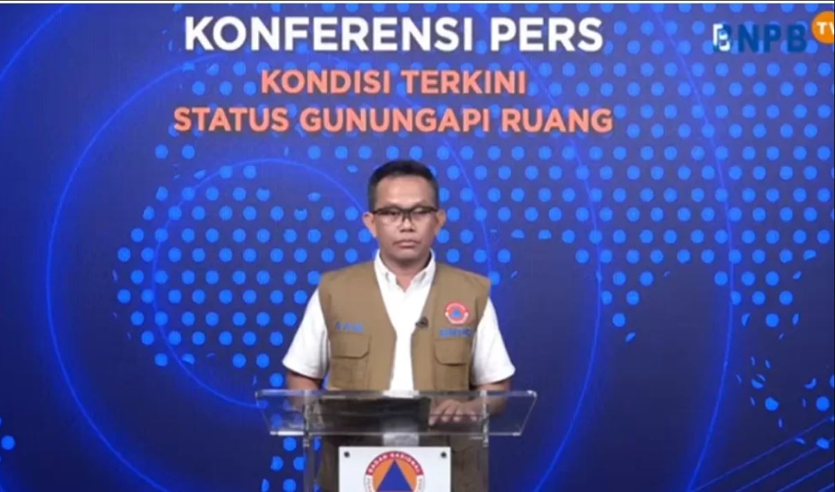 Abdul Muhari selaku Kepala Pusat Data, Informasi, dan Komunikasi Kebencanaan BNPB saat konferensi pers.