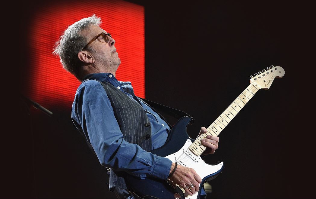 Eric Clapton, &ldquo;Slowhand&rdquo;, dari masa kecil penuh luka hingga gitaris legendaris. Blues, rock, dan musiknya menyentuh hati dunia.