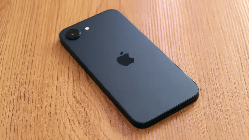 Ilustrasi fitur MagSafe yang dikabarkan akan kembali hadir di iPhone 17e.