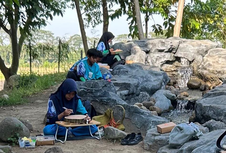 Pelajar SMP Madiun mengikuti lomba melukis di atas limbah kayu di Taman Hutan Kota, kemarin (18/12). FOTO: ISTIMEWA