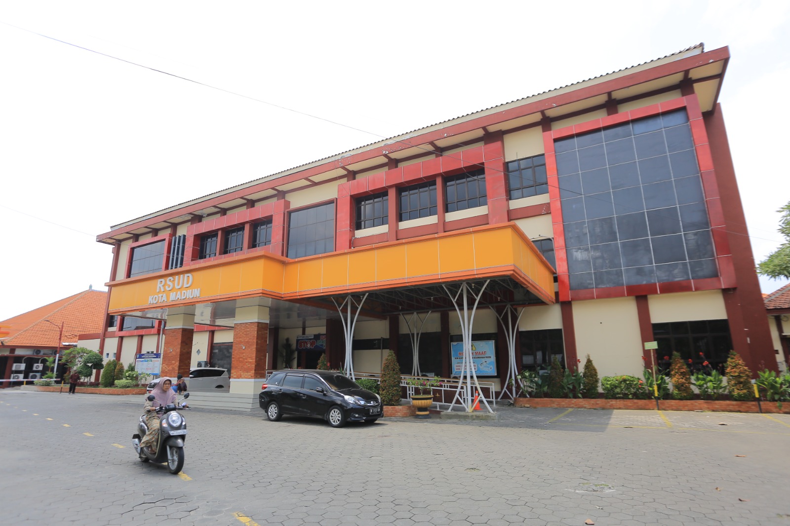 RSUD Kota Madiun memastikan kesiapsiagaan layanan kesehatan jelang Natal 2025 dan Tahun Baru 2026 dengan menambah tenaga medis di IGD. BAGAS BIMANTARA/RADAR MADIUN