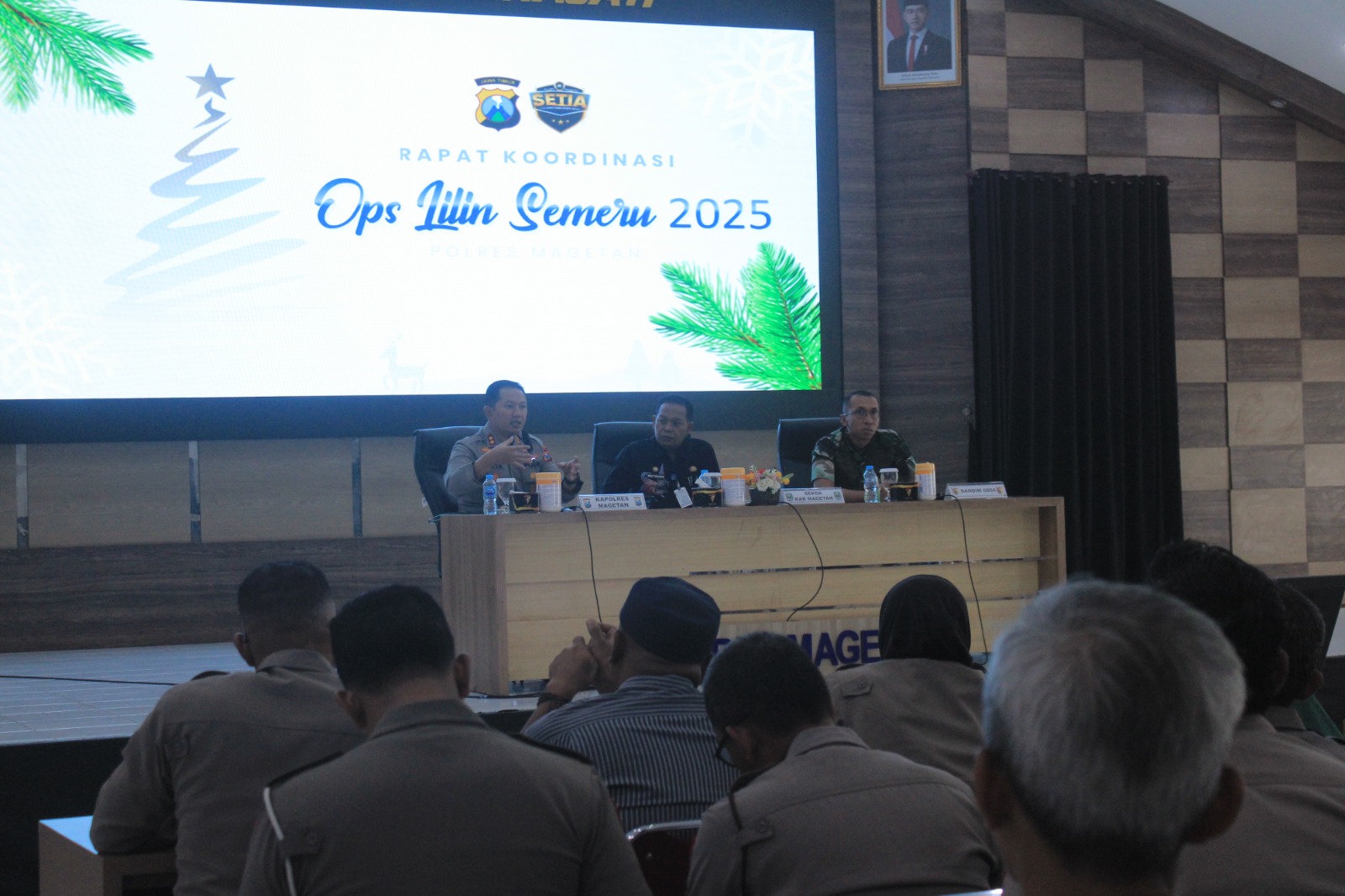 Pemkab Magetan bersama TNI dan Polri menggelar Rapat Koordinasi Lintas Sektoral Operasi Lilin Semeru 2025 di Polres Magetan, Kamis (18/12). AJI PUTRA/RADAR MAGETAN