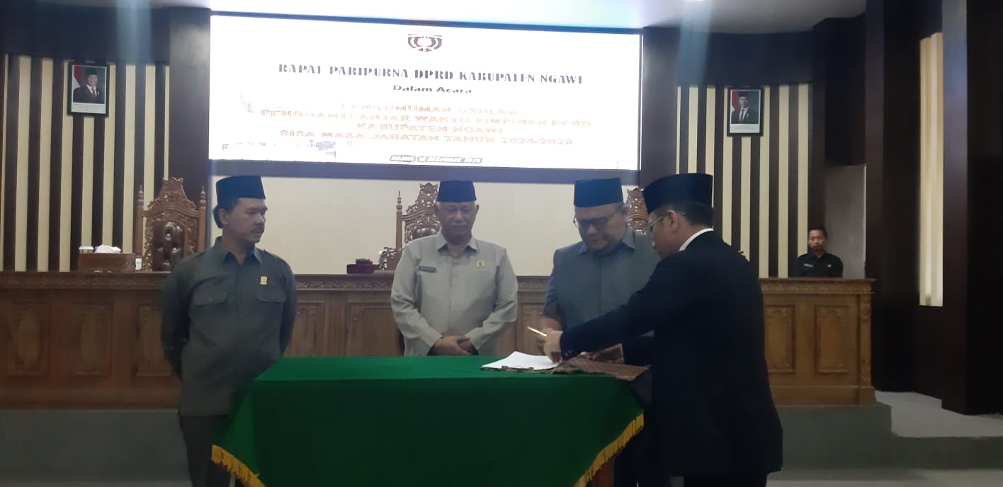 Unsur pimpinan DPRD Ngawi menandatangani berita acara pengusulan PAW pimpinan DPRD Ngawi periode 2024&ndash;2029. ASEP SYAEFUL BACHRI/JAWA POS RADAR NGAWI